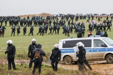 Lützerath köyündeki protestolarda Alman polisine “çamur” engeli