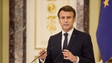 Macron'un evvel seçim mitinginde 'soruların seçmene önceleri dağıtılması' küçümseme konusu ol