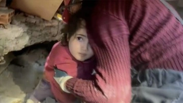 Maden işçileri, Hatay'da 5 yaşındaki kız çocuğunu enkazdan kurtardı