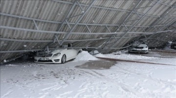Malatya'da kar yağışı dolayısıyla bina çöktü, 15 araçta hasar oluştu