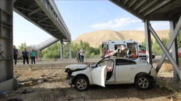Malatya'da arabanın yukarı geçide çarptığı kazada 2 ad öldü, 2 ad yaralandı