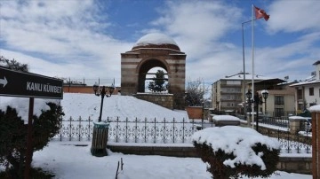 Malatya'da tarihi binalar kar ile beyaza büründü
