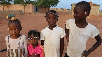 Mali'de kız evlatları bayramı mülevven saç örgüleriyle karşılıyor