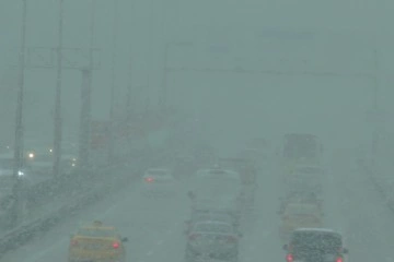 Maltepe’de ani başlayan kar yağısı sise neden oldu, E-5'te sürücüler ilerlemekte zorlandı
