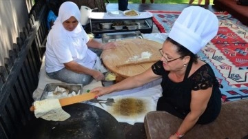 Manavgat'ta, turistler tatil bitirdikleri otelde Türk yiyecekleri pişmesini öğreniyor