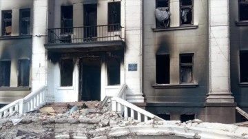 Mariupol’de bombalanan temaşa binası enkazında istirdat emek harcamaları sürüyor