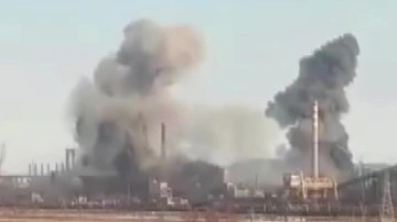 Mariupol'deki fabrikalara ve limana müteveccih Rus bombardımanı kameralara yansıdı
