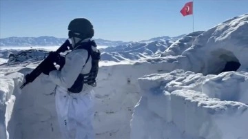 Mehmetçik, erdemli rakımlı zirvelerde kardan iglolar oluşturarak vatan nöbetine bitmeme ediyor