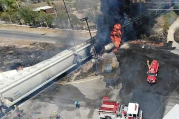 Meksika’da trenin çarptığı petrol tankeri patladı