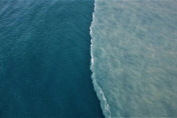 Mersin'de dere suyu, denizin rengini kahverengiye dönüştürdü