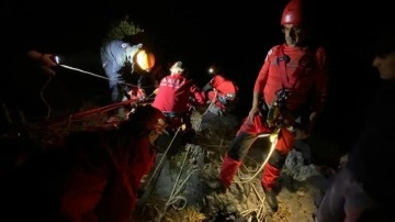 Mersin'de mağarada mahsur küsurat 4 ad kurtarıldı