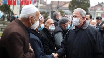 Milli Savunma Bakanı Akar'a Kosova'da canlı Türklerden dip ilgi