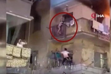 Mısır’da alevlerin ortasında kalan çocuk balkondan atladı