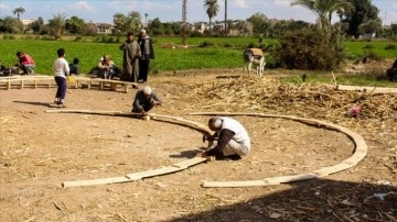 Mısır'da ekincilik arazileri dü bin yıldan etraflıca süredir anadan görme çarklarla sulanıyor