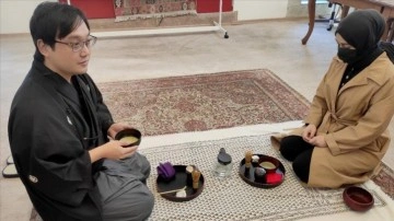 Müslüman Japon öğretim üyesi çay seremonisi ile dayanak demliyor
