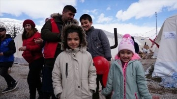 Muş'tan Kahramanmaraş'a revan çoluk çocuk depremzede evlatları eğlendiriyor