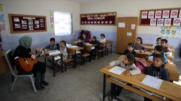 Muş'un kepez köyündeki öğretmenler, okulu etkinliklerle gır gır bir duruma getirdi