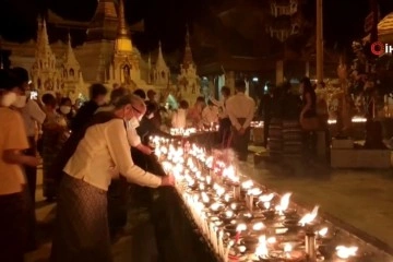 Myanmar’da Thadingyut Işık Festivali renkli görüntülere sahne oldu