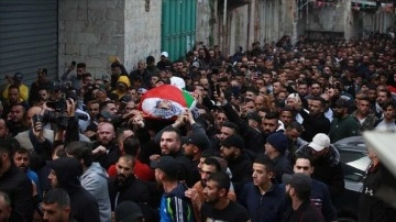 Nablus'ta İsrail güçlerinin açmış olduğu acı kararı ölen Filistinli toprağa verildi
