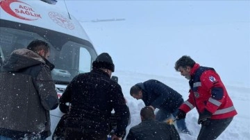 Nevşehir'de esmer saplanan ambulansı karla uğraş ekipleri kurtardı