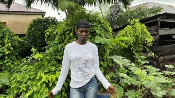 Nijeryalı canlı kız bahçede kurduğu "çuval tarlası"nda sebze-meyve yetiştiriyor