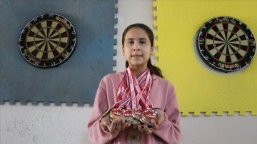 Öğretmenleri yardımıyla dart sporuna başlamış olan Ceylin'in amacı Avrupa