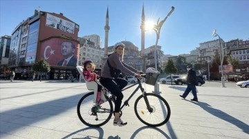Okula bisikletiyle revan Nurgül öğretmen, öğrencilerine kip oluyor