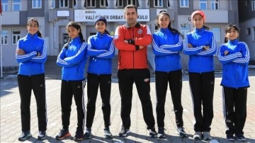 Okula bitmeme derdi yaşarken atletizmde Türkiye şampiyonluğuna uzandılar