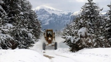 Orta ve Doğu Karadeniz'de kar zımnında 946 yerleşimin yolu kapandı