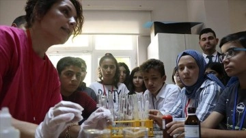 Ortaokul öğrencileri darülfünun sıralarında ilmî pedagoji bilimi alıyor