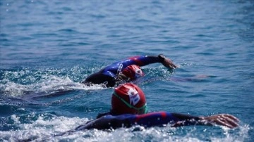 Otizmli sportmen Tuna Tunca, Sakız'dan Çeşme'ye yüzdü