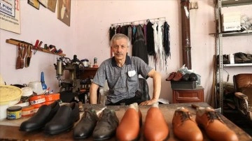 Özcan usta, 45 senedir el emeği ayakkabı üretiyor