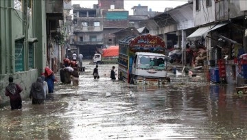 Pakistan'da çok yağışlar yaşamı aksi etkiledi