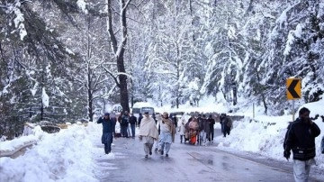 Pakistan'da kar ve yağmurun kez açmış olduğu afet ve kazalarda 13 ad öldü