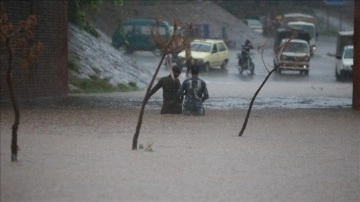 Pakistan'da alevlenmiş yağışlar hasebiyle ölenlerin sayısı 290'a yükseldi