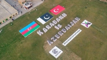 Pakistan'da yüzlerce isim birlikte araya gelmiş olarak "Karabağ Azerbaycan'dır" yazısı oluş