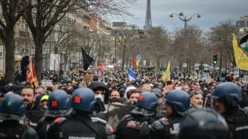 Paris'te sarı yelekliler hükümetin emeklilik reformuna için demonstrasyon düzenledi