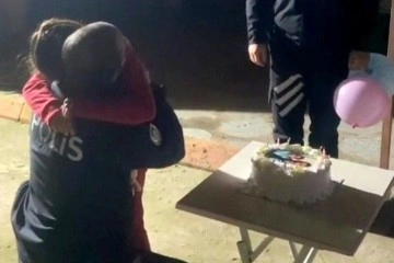 Pastanın üzerinde polis babasının fotoğrafını gören Mira, gözyaşlarını tutamadı