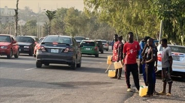 Petrol zengini Nijerya'da ahali benzini 'karaborsa' satıcılarından alıyor