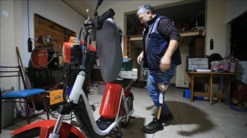 Protez bacaklı usta, özürlü araçlarını onarım ediyor