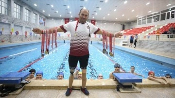 Protezli öğretmenin yetiştirdiği sakat sporcular, yüzmede 42 madalya kazandı