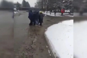 Rus askerleri çıkarlarını protesto eden sivil halka ateş etti