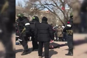 Rus askerleri çıkarlarını protesto eden Ukraynalıları darp ederek gözaltına aldı