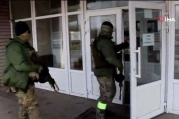 Rus askerleri, Ukrayna'daki televizyon yayınlarını ve radyoları ele geçirmeye başladı