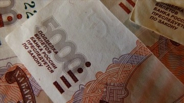 Rus rublesi, haftaya yüzdelik 8'den aşkın bedel kaybıyla başladı