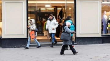 Rusya'da yurttaşlar ve çalışanlar kapanan mağazalar zımnında üzgün