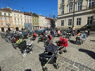 Rusya'nın saldırılarında ölen ayrıntılar düşüncesince Lviv'de meydana 109 gereksiz çocuk otomobili bırakıld