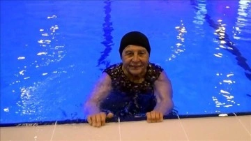 Sağlığı düşüncesince başladığı yüzmeyi 79 yaşlarında da aksatmıyor