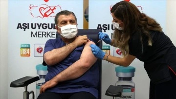 Sağlık Bakanı Koca, anımsatma dozu kendisine evcil Kovid-19 aşısı TURKOVAC'ı yaptırdı