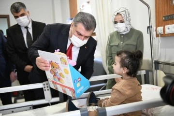 Sağlık Bakanı Koca, minik hastaları ziyaret etti